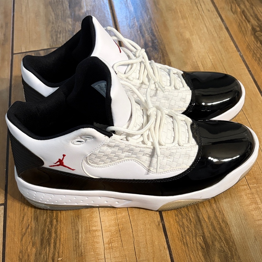 Air Jordan aura 2 mid mens 12 like new black white